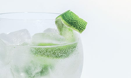 Los cocteles es preferible evitarlos, pues algunos tienen mezclas perjudiciales para la salud.