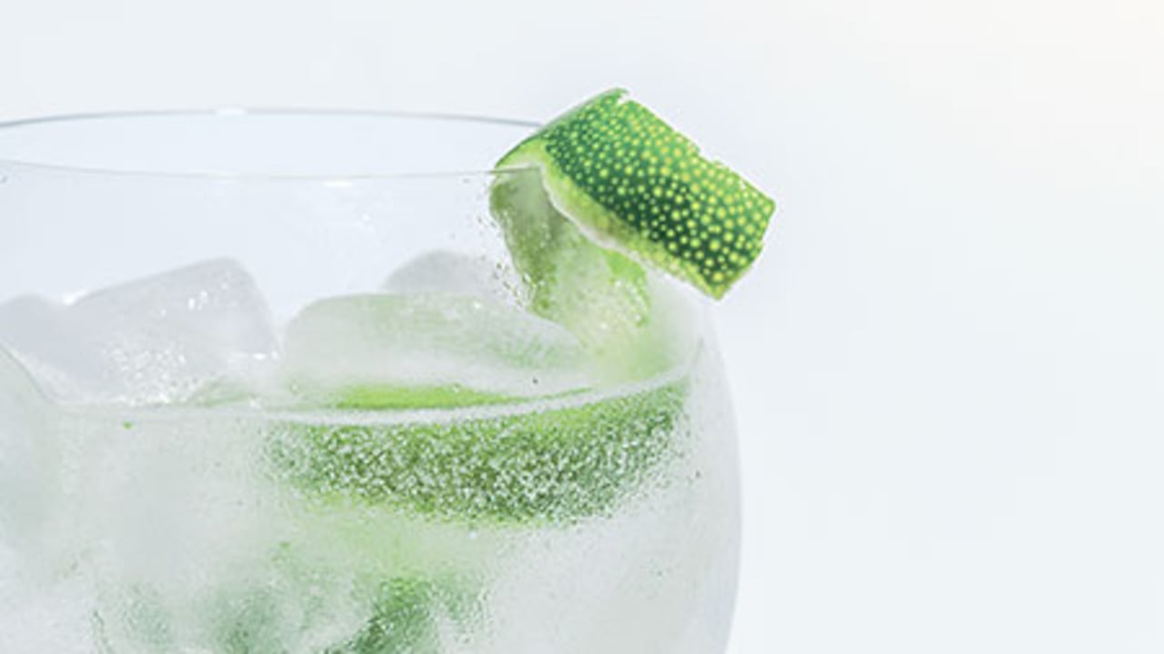 Los cocteles es preferible evitarlos, pues algunos tienen mezclas perjudiciales para la salud.