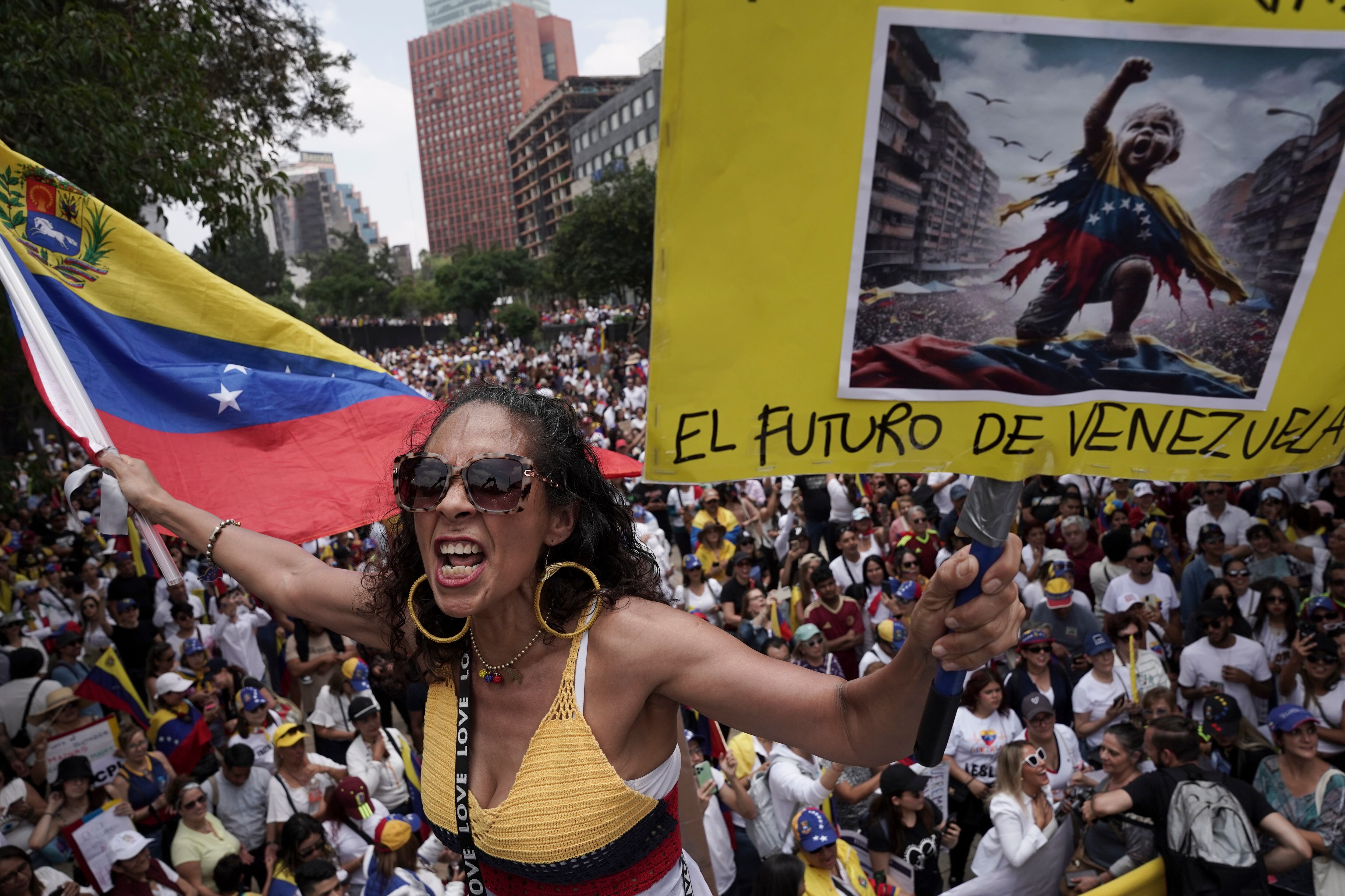 Ciudadanos venezolanos protestan contra los resultados oficiales que declararon al presidente Nicolás Maduro ganador de las elecciones presidenciales de julio, en la Ciudad de México, el sábado 17 de agosto de 2024. (Foto AP/Aurea Del Rosario)