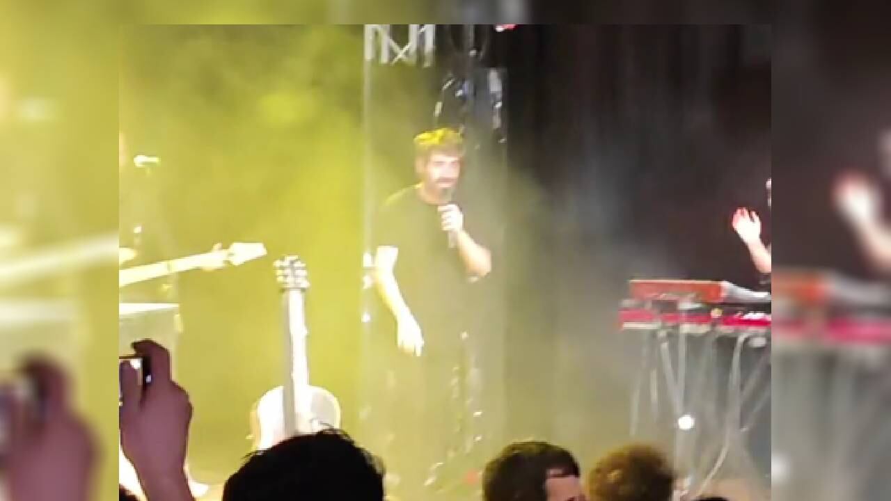 Segundos antes de que Joan Dausà sufriera caída en pleno concierto.