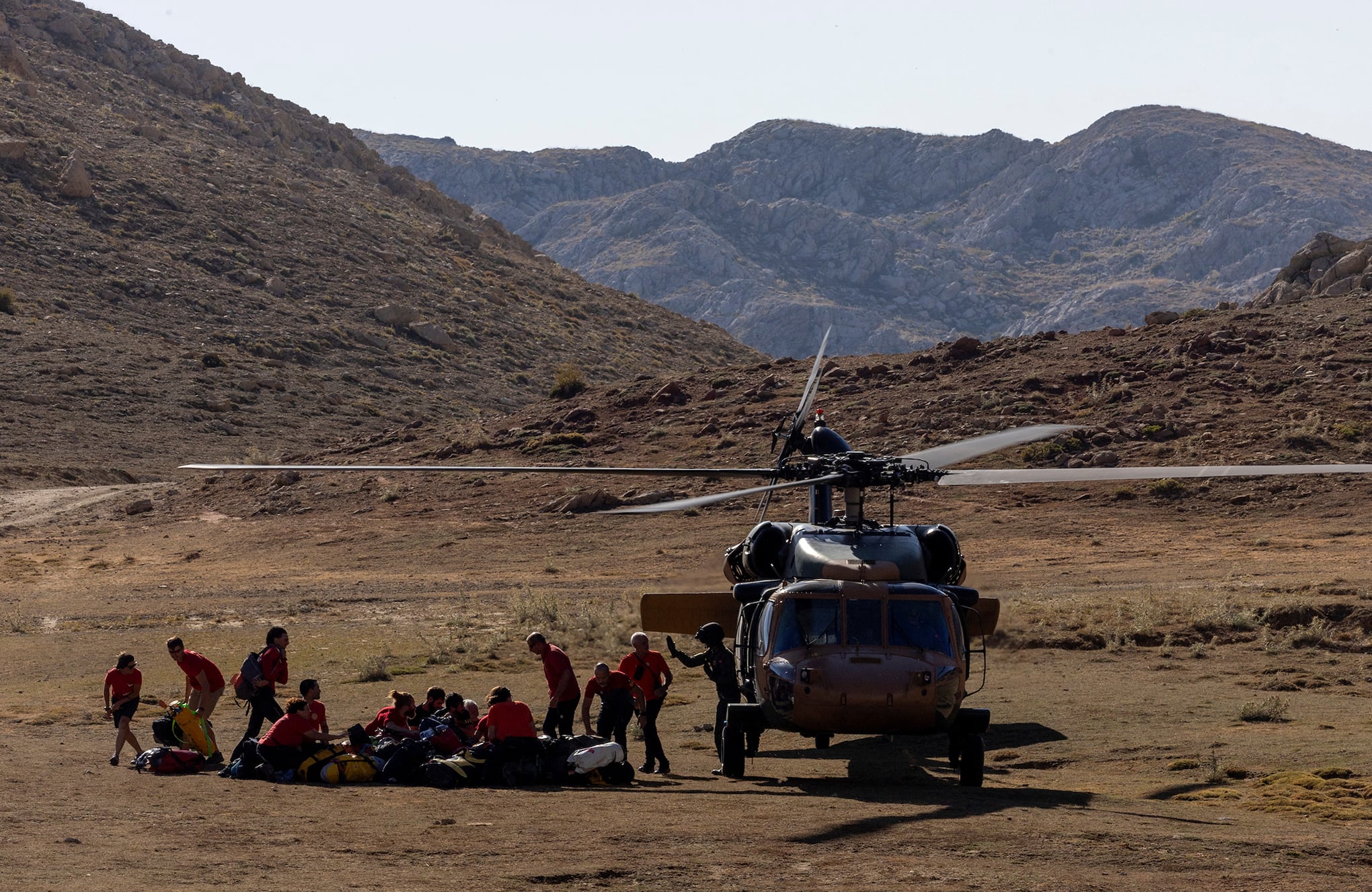 En imágenes : Espeleólogo estadounidense rescatado de una cueva a 1.000 metros de profundidad.