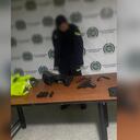Este policía activo, fue capturado por sus propios compañeros luego de participar supuestamente en un hurto de un vehículo con arma de fuego.