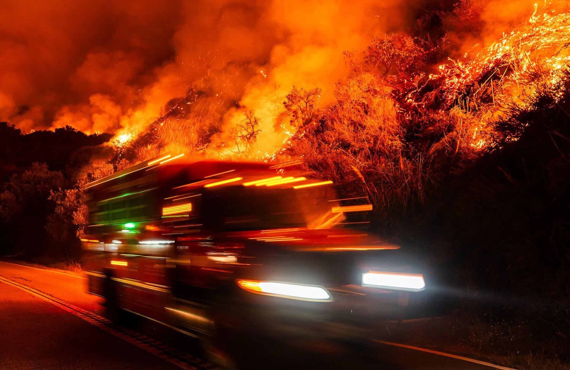 Un camión de bomberos pasa junto al incendio forestal Plaskett Fire, que avanza hacia la autopista 1, el viernes 28 de agosto de 2026, en Big Sur, California.