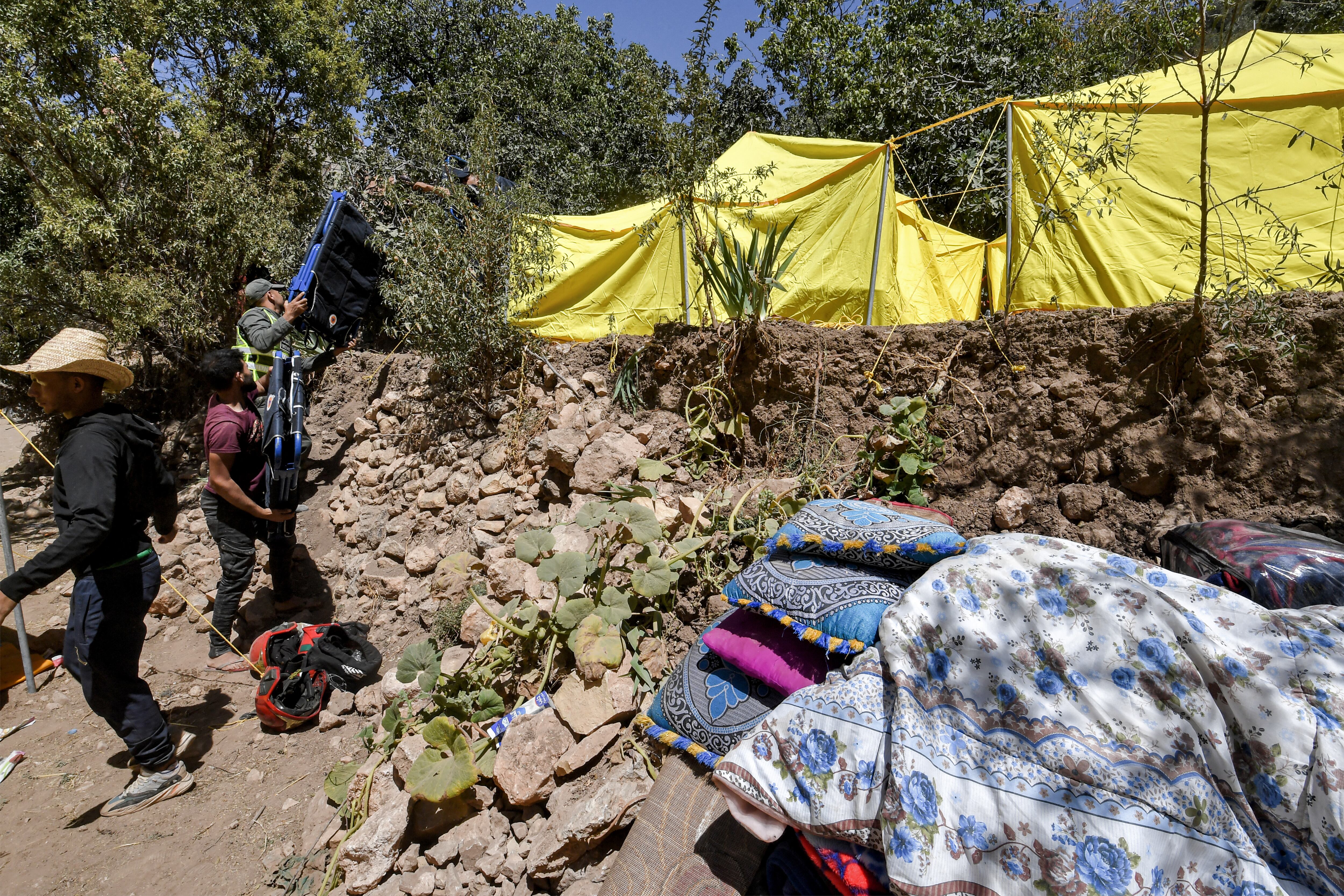 Los socorristas tuvieron dificultades para sacar el cuerpo de la joven de entre los escombros del hogar, reducido a polvo después de la sacudida. Junto a ella encontraron su teléfono, con el que hablaba con su prometido segundos antes de morir.
