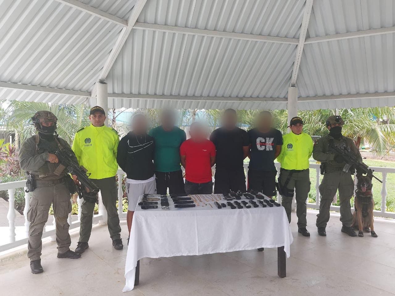 De acuerdo con la Policía, usaba testaferros y, además, “adquirió vastos terrenos en Paratebueno, en la frontera con el departamento del Meta, donde seguía fungiendo como exitoso empresario, que siempre se movilizaba en camionetas blindadas de alta gama, protegido por escuadrones de motocicletas”.