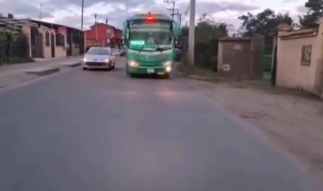 El conductor invade el carril contrario y se va de frente contra los motociclistas.
