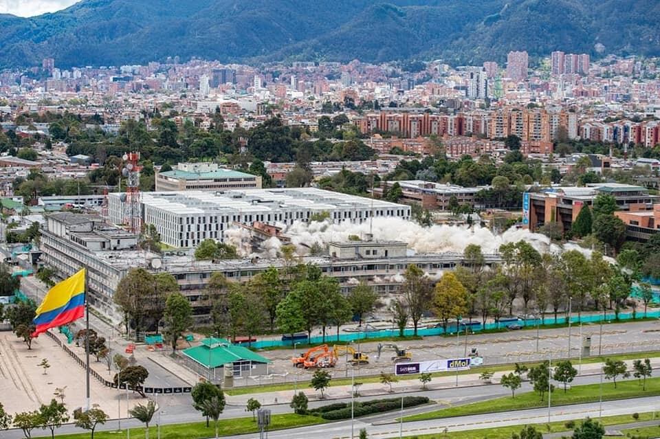 implosión del edificio del Ministerio de Defensa