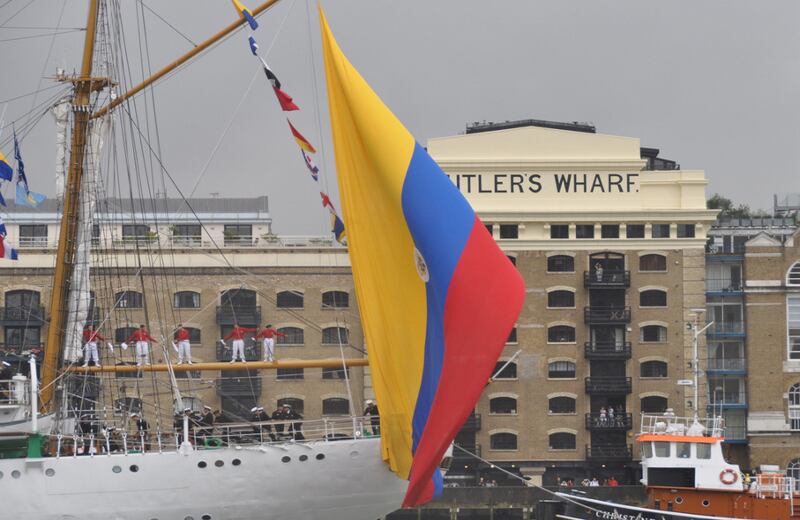 Su bandera es la más grande de cualquier velero del mundo: mide 18 metros por 13 y para izarla se necesitan seis personas.
