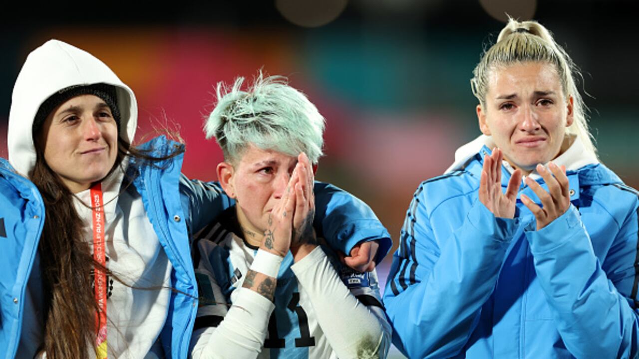Los jugadores de Argentina muestran abatimiento después de la derrota del equipo por 0-2 en el partido del Grupo G de la Copa Mundial Femenina de la FIFA Australia y Nueva Zelanda 2023 entre Argentina y Suecia en el Estadio Waikato el 2 de agosto de 2023 en Hamilton, Nueva Zelanda . (Foto de Buda Mendes/Getty Images)