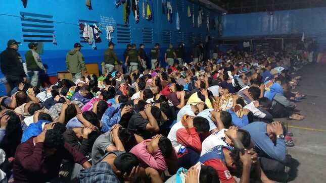 Perú realizó un megaoperativo de requisa en todas sus cárceles, donde se hacinan unos 94.850 presos.