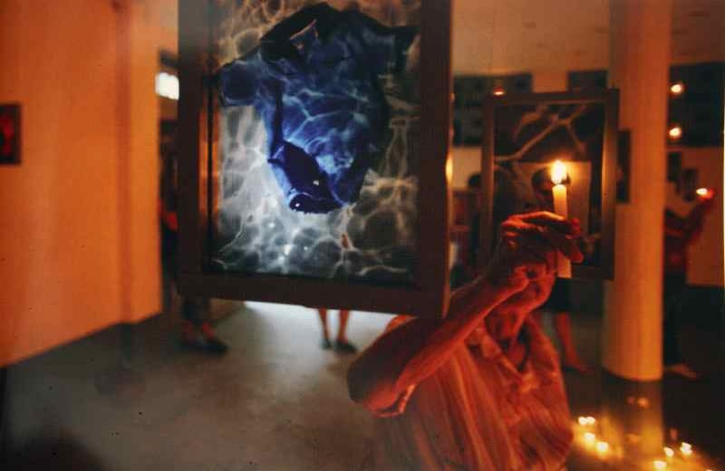 Esta imagen fue tomada en Cocorná, Antioquia, en julio de 2009, durante una muestra de las fotografías de Erika Diettes. Este municipio se ubica en el oriente del departamento, una región que ha sufrido atrozmente los males de la violencia de los grupos armados ilegales.