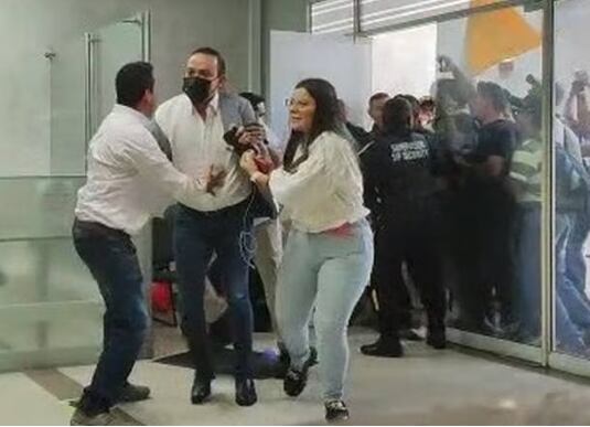 Gobernador de Santander, Mauricio Aguilar Hurtado, fue recibido a empujones.