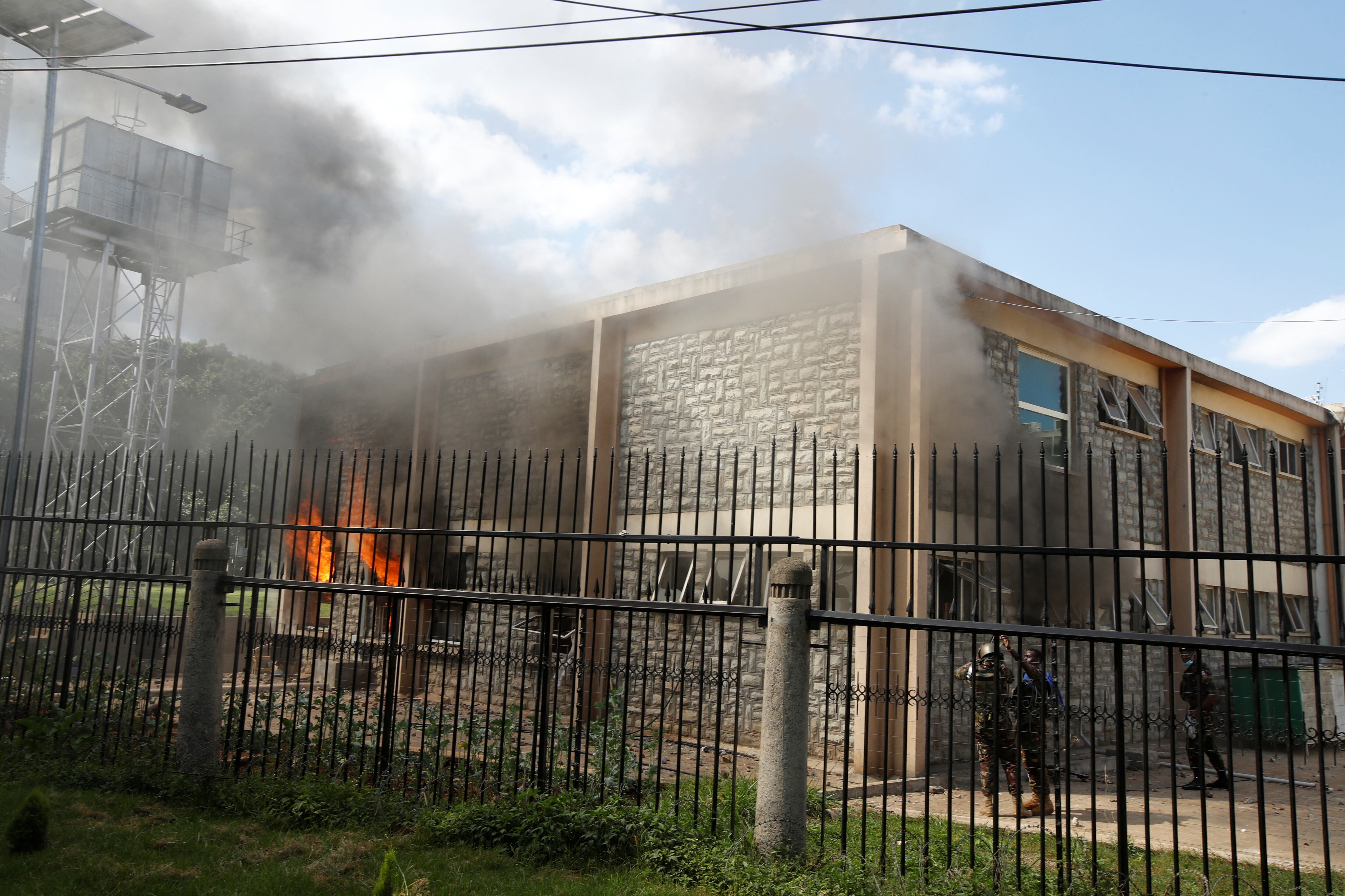 Las llamas aumentan el día de una manifestación contra el proyecto de ley de finanzas propuesto por Kenia para 2024/2025 en Nairobi, Kenia, el 25 de junio de 2024.