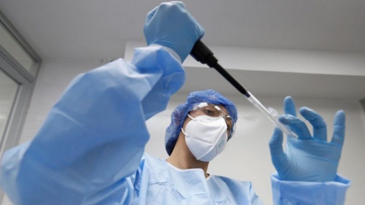 Es probable que pronto tengamos una nueva versión de la vacuna que funcione para la variante sudafricana, dijo una vacunóloga de Oxford. Foto: EPA