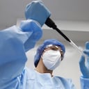 Es probable que pronto tengamos una nueva versión de la vacuna que funcione para la variante sudafricana, dijo una vacunóloga de Oxford. Foto: EPA