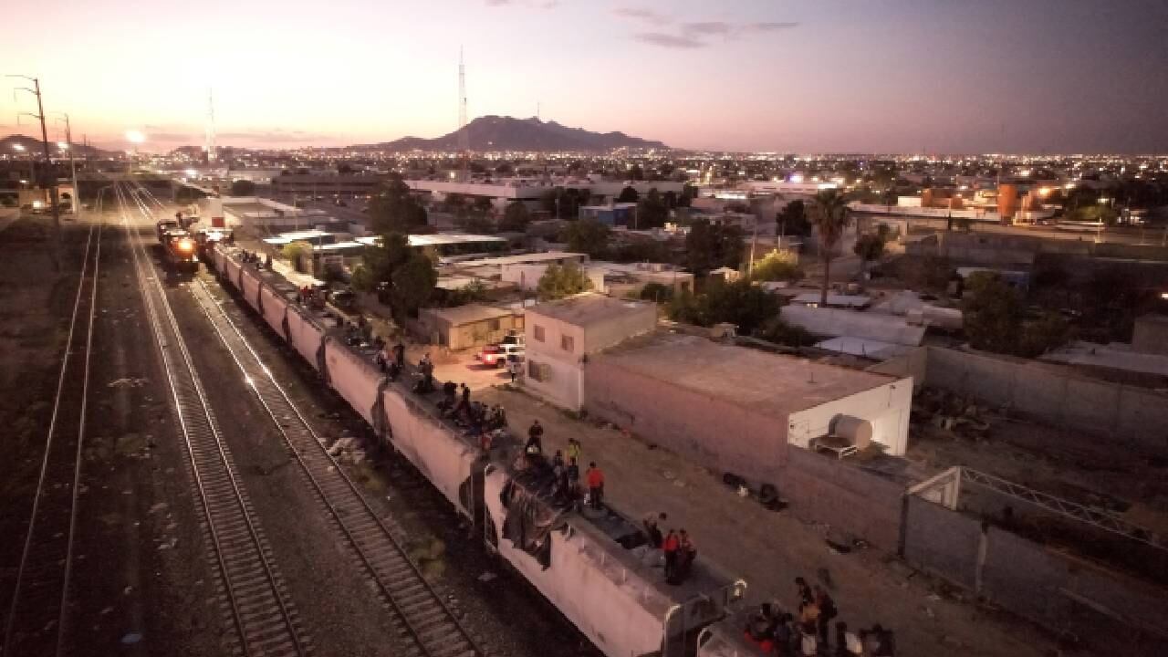 Migrantes viajan en tren, con la intención de llegar a Estados Unidos, en Ciudad Juárez, México.