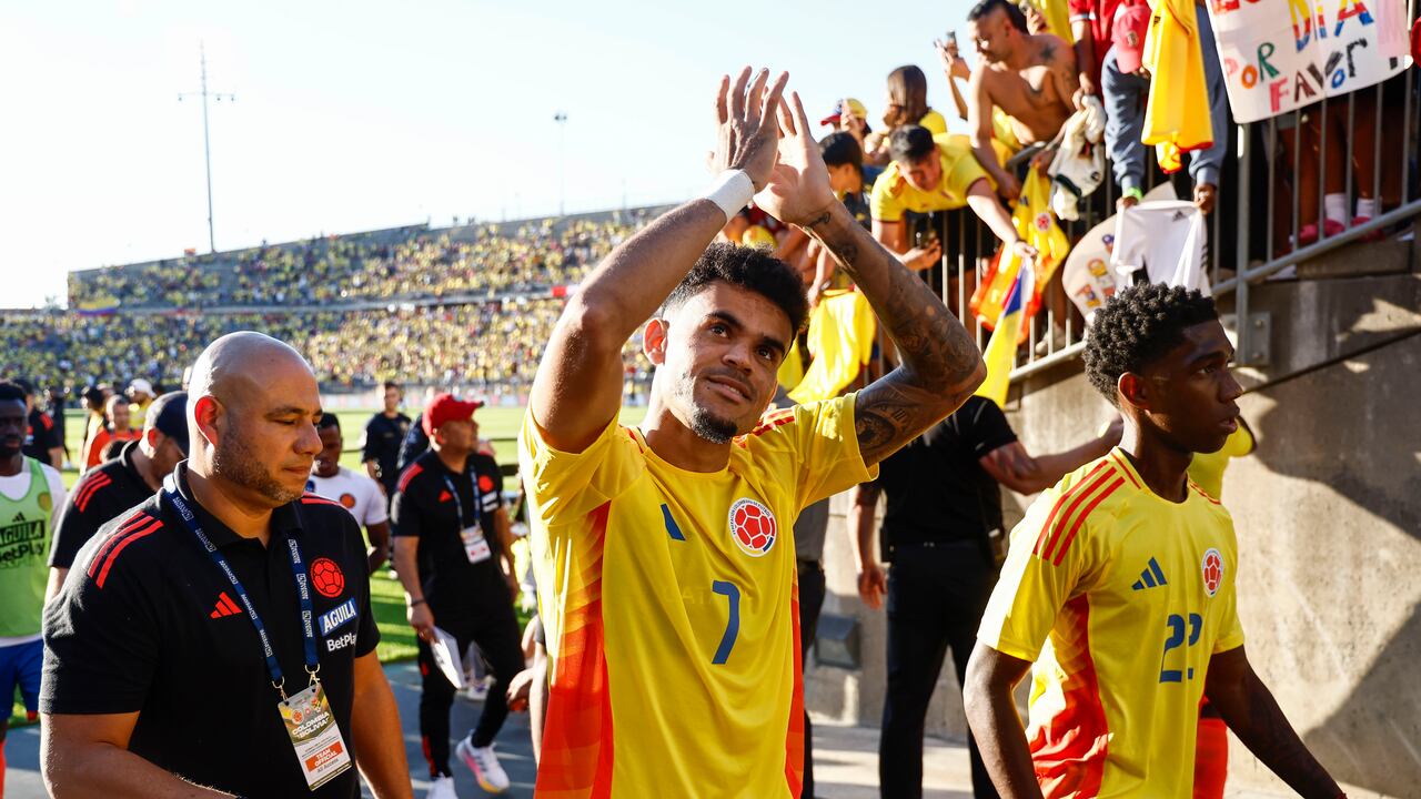 EAST HARTFORD, CT - JUNE 15: Luis Diaz #7 of Colombia acknowledges fans after their international friendly match against Bolivia at Pratt & Whitney Stadium on June 15, 2024 in Hartford, Connecticut.(Photo By Winslow Townson/Getty Images)