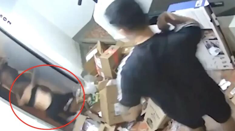 Momento de la agresión a una mujer en El Poblado.