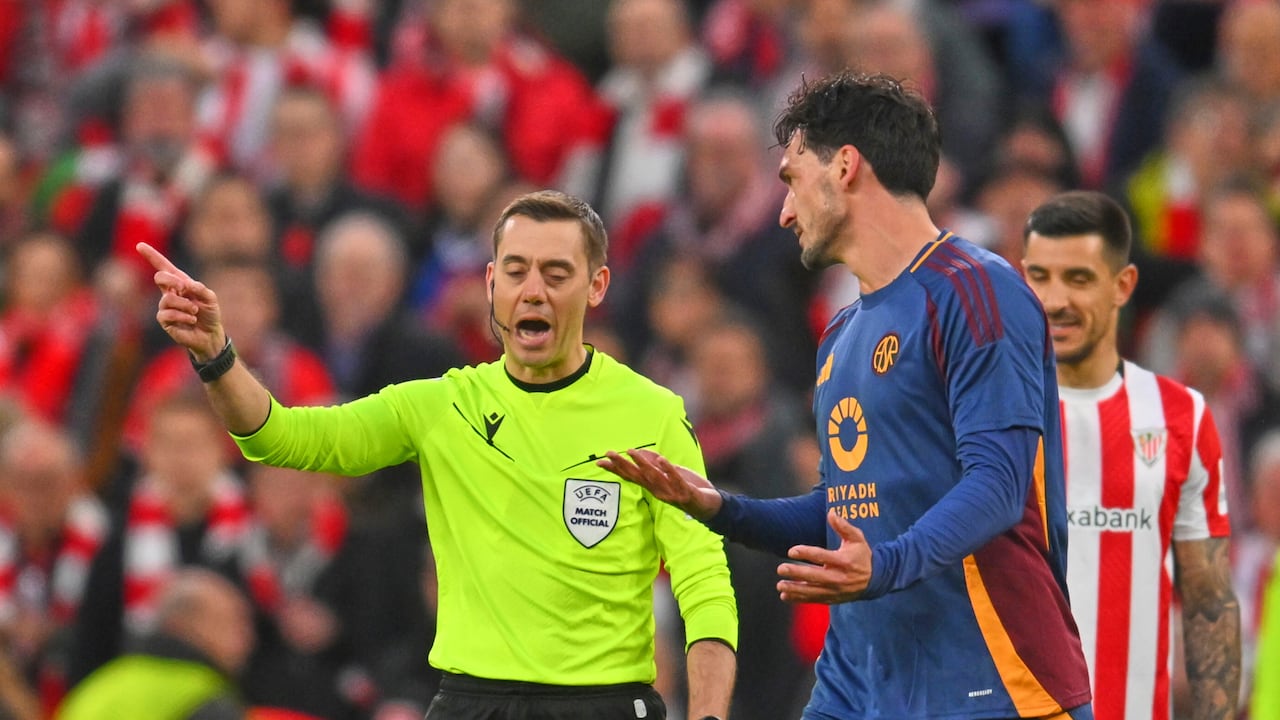 Roma's Mats Hummels, right, argues with referee Clement Turpin during the Europa League round of 16 second leg soccer match between Athletic Bilbao and AS Roma at the San Mames stadium in Bilbao, Spain, Thursday, March 13, 2025. (AP Photo/Miguel Oses)