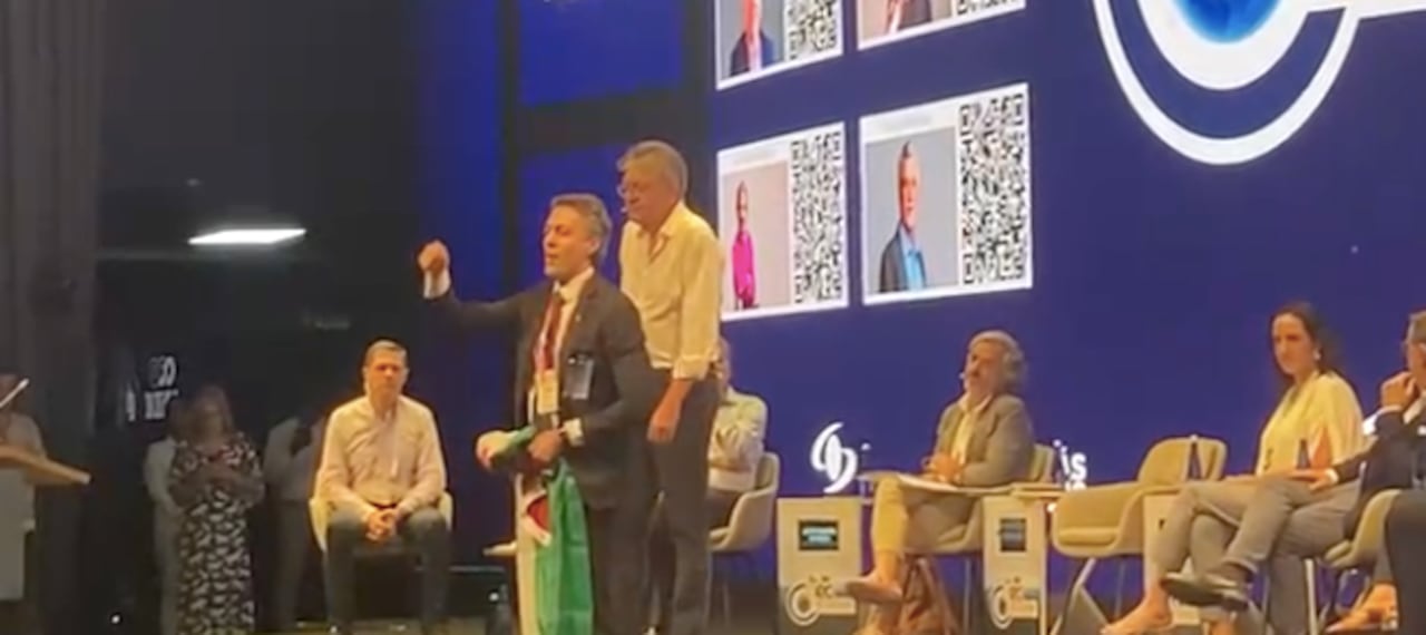 Daniel Quintero irrumpió en el Congreso de la Andi, con una bandera de Palestina