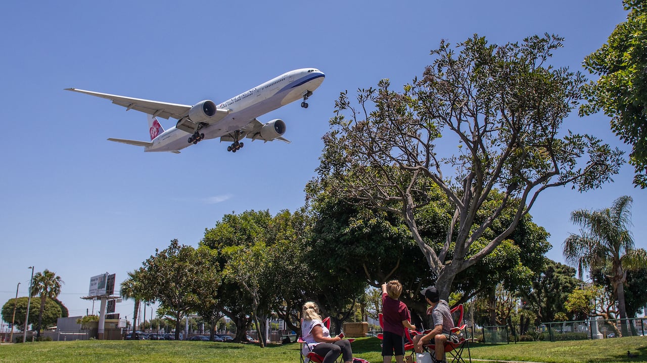 Todos los pasajeros aéreos de dos años o más cuyo origen sea China deberán hacerse una prueba de no más de dos días antes de su salida desde China, Hong Kong y Macao. (Photo by Apu GOMES / AFP)