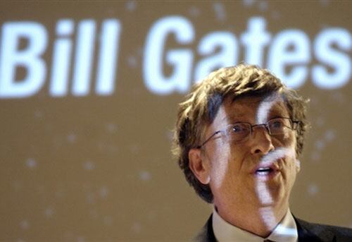 El fundador de Microsoft, Bill Gates, se reunió hoy con el alcalde de París, Bertrand Delanoe, para firmar el "pacto digital". Gates llamó a las empresas francesas para que ayuden a los extrabajadores del tren que quedaron desempleados.