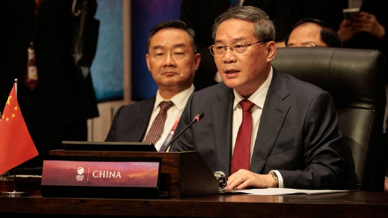 El Primer Ministro de China, Li Qiang, interviene durante la 26ª Cumbre ASEAN-China en Yakarta, Indonesia.