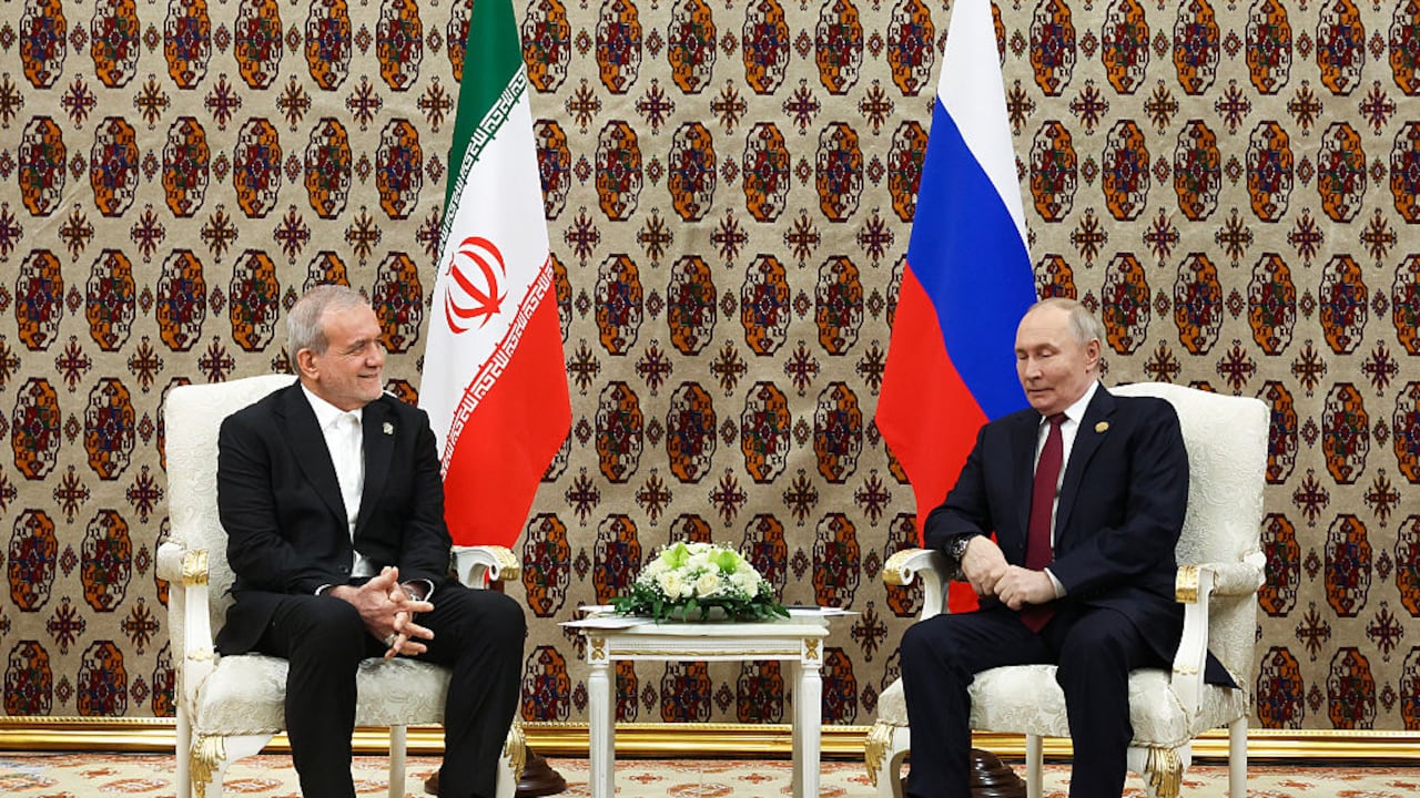 El presidente de Irán, Masoud Pezeshkian, se encuentra con Vladimir Putin en Noviembre de 2025. (Photo by Iranian Presidency/Anadolu via Getty Images)