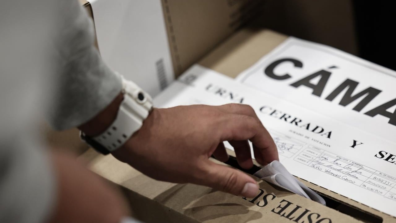 Los votantes deben recibir el certificado de votación.