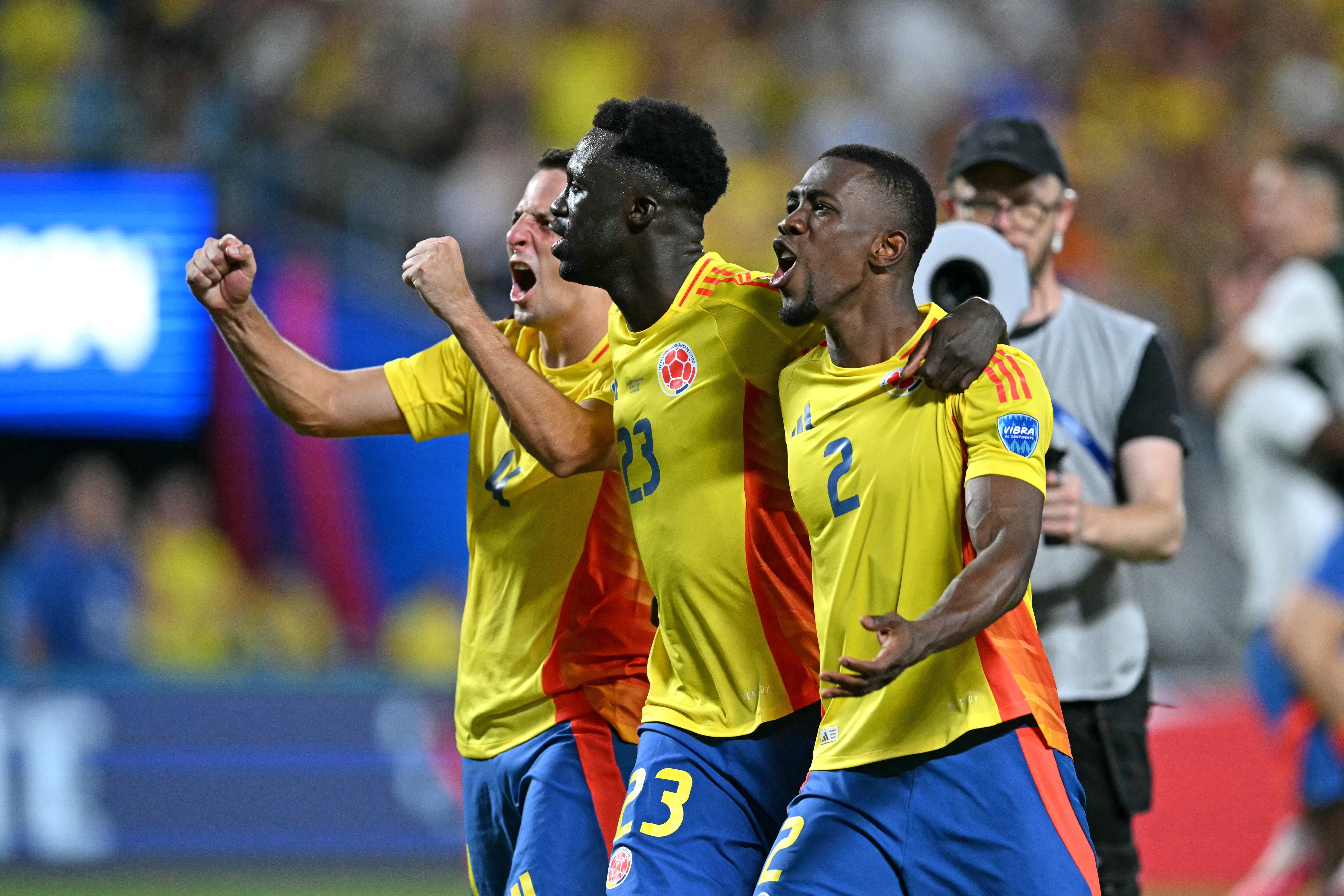 Davinson Sánchez (centro) Carlos Cuesta (derecha) los dos defensas centrales titulares en la Copa América 2024.