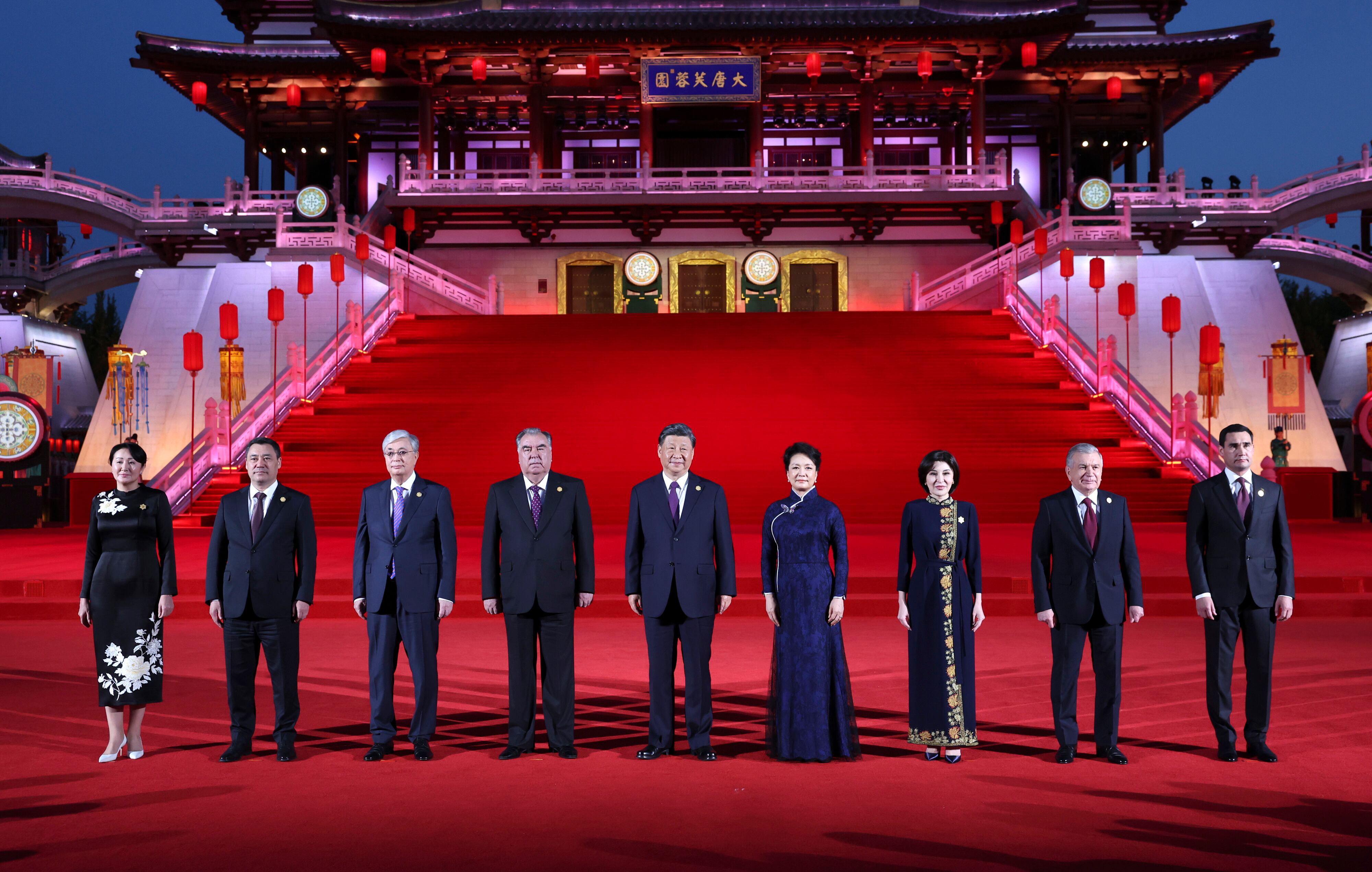En esta foto publicada por la agencia de noticias Xinhua de China, el presidente chino, Xi Jinping, al centro, y su esposa Peng Liyuan, a la derecha, posan para una foto con los líderes de Asia Central en la Torre Ziyun en Xi'an, en la provincia noroccidental china de Shaanxi, el jueves. 18 de mayo de 2023.