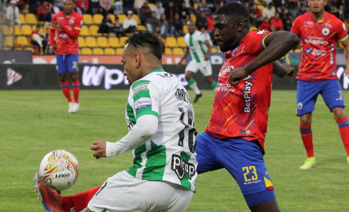 Jarlan Barrera en duelo con Cristian Tovar.