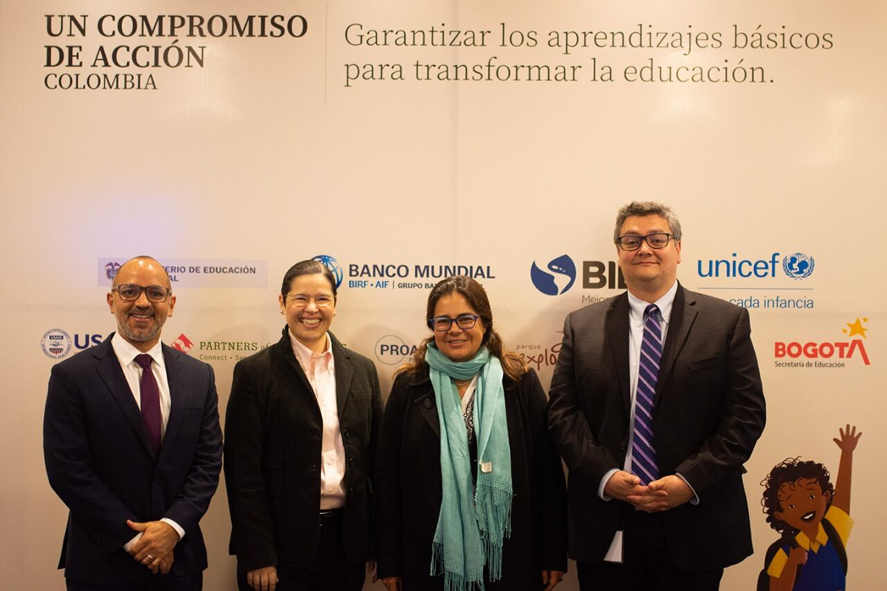 De Izquierda a Derecha: Gustavo Payan( Juntos Aprendemos), Ximena Dueñas ( Banco Interamericano de Desarrollo), Catalina Duarte ( UNICEF), Horacio Álvarez ( Banco Mundial)