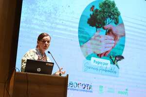 Secretaria de Ambiente, Carolina Urrutia, destacando los logros de pagos por servicios ambientales en Bogotá.