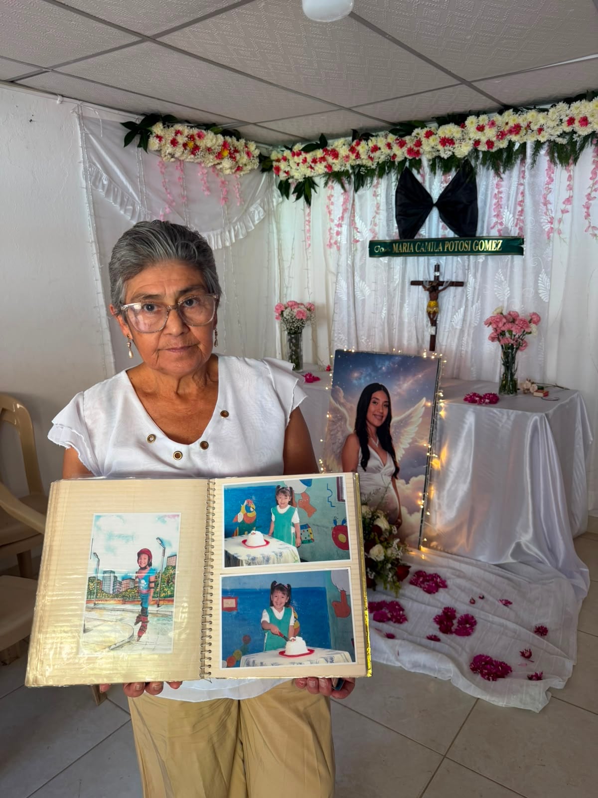 María Reina Gómez con las fotos de su nieta, María Camila Potosí