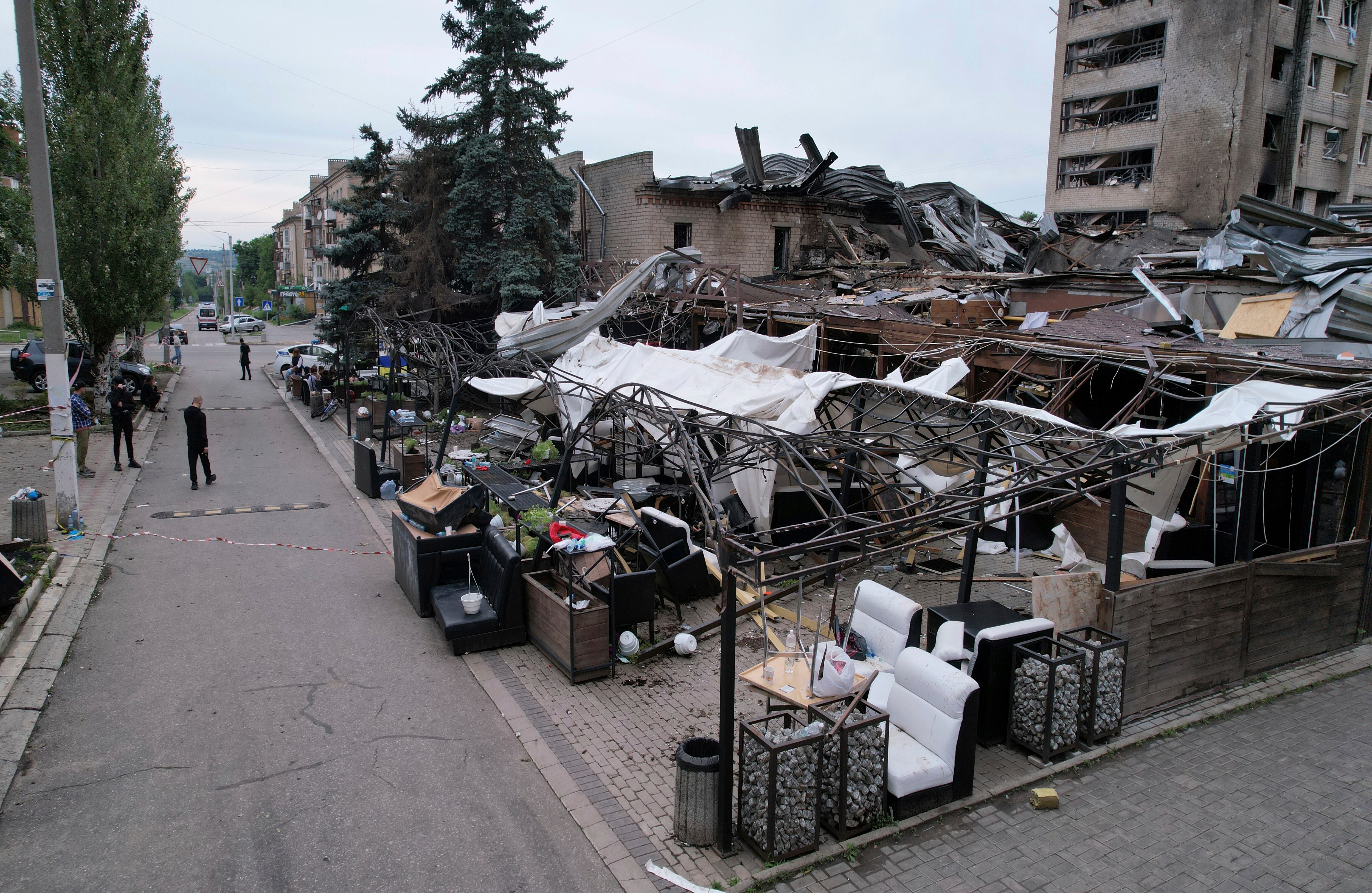 Un lugareño camina frente al restaurante RIA Pizzeria que fue atacado por un cohete ruso en Kramatorsk, región de Donetsk, Ucrania, el jueves 29 de junio de 2023. Foto: AP/Alex Babenko.