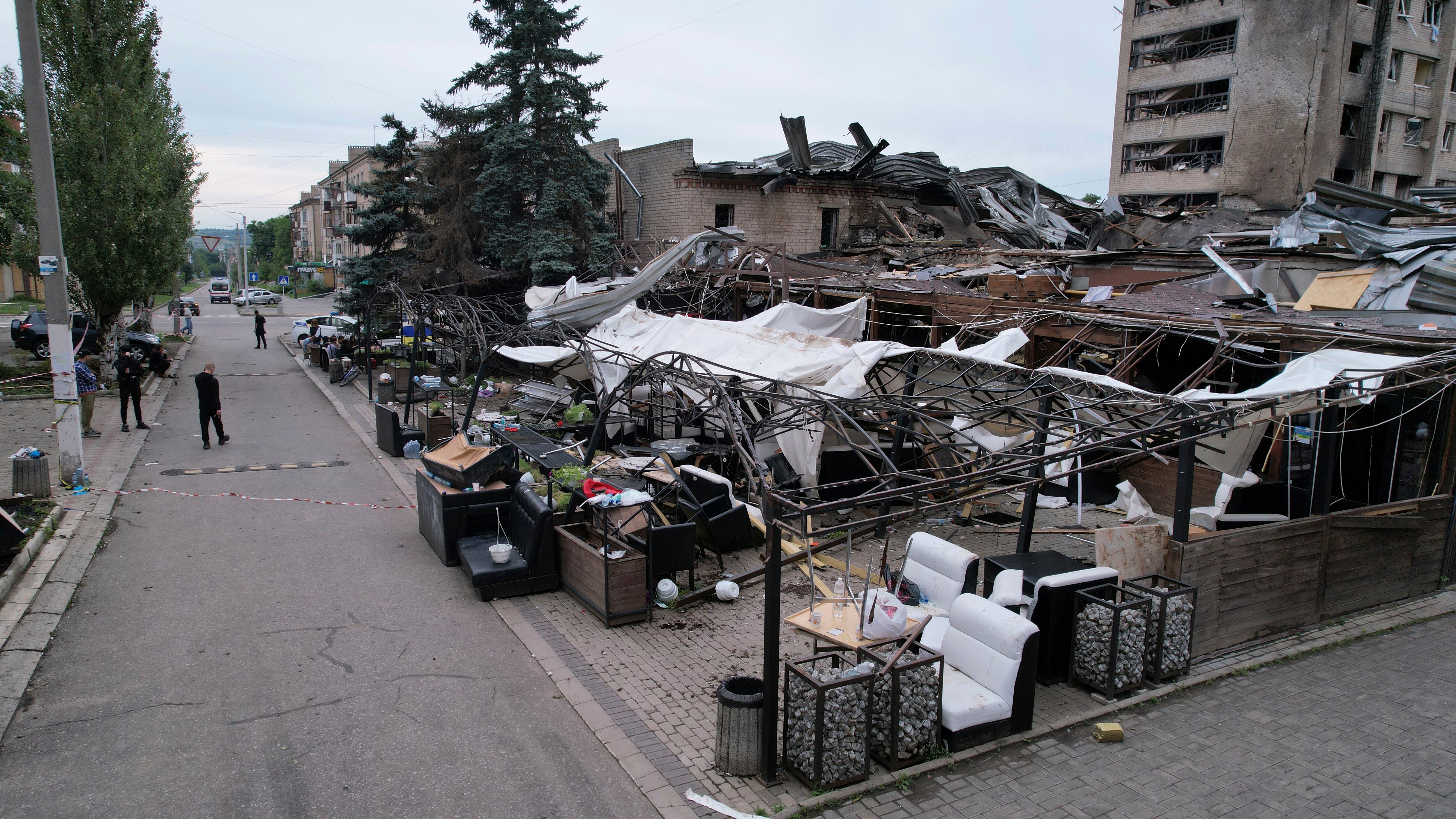 Un lugareño camina frente al restaurante RIA Pizzeria que fue atacado por un cohete ruso en Kramatorsk, región de Donetsk, Ucrania, el jueves 29 de junio de 2023. Foto: AP/Alex Babenko.