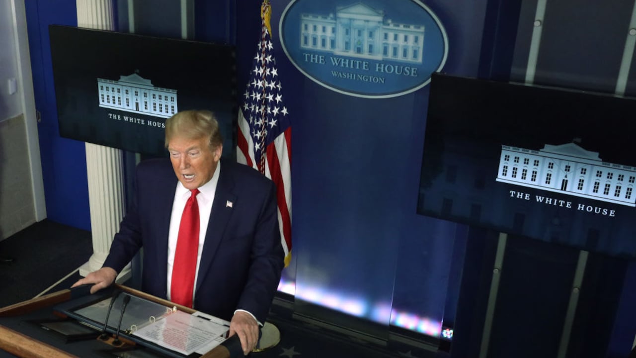 El presidente de Estados Unidos, Donald Trump, habla en la sesión informativa diaria sobre el coronavirus en la Casa Blanca el 20 de abril de 2020 en Washington, D. C.