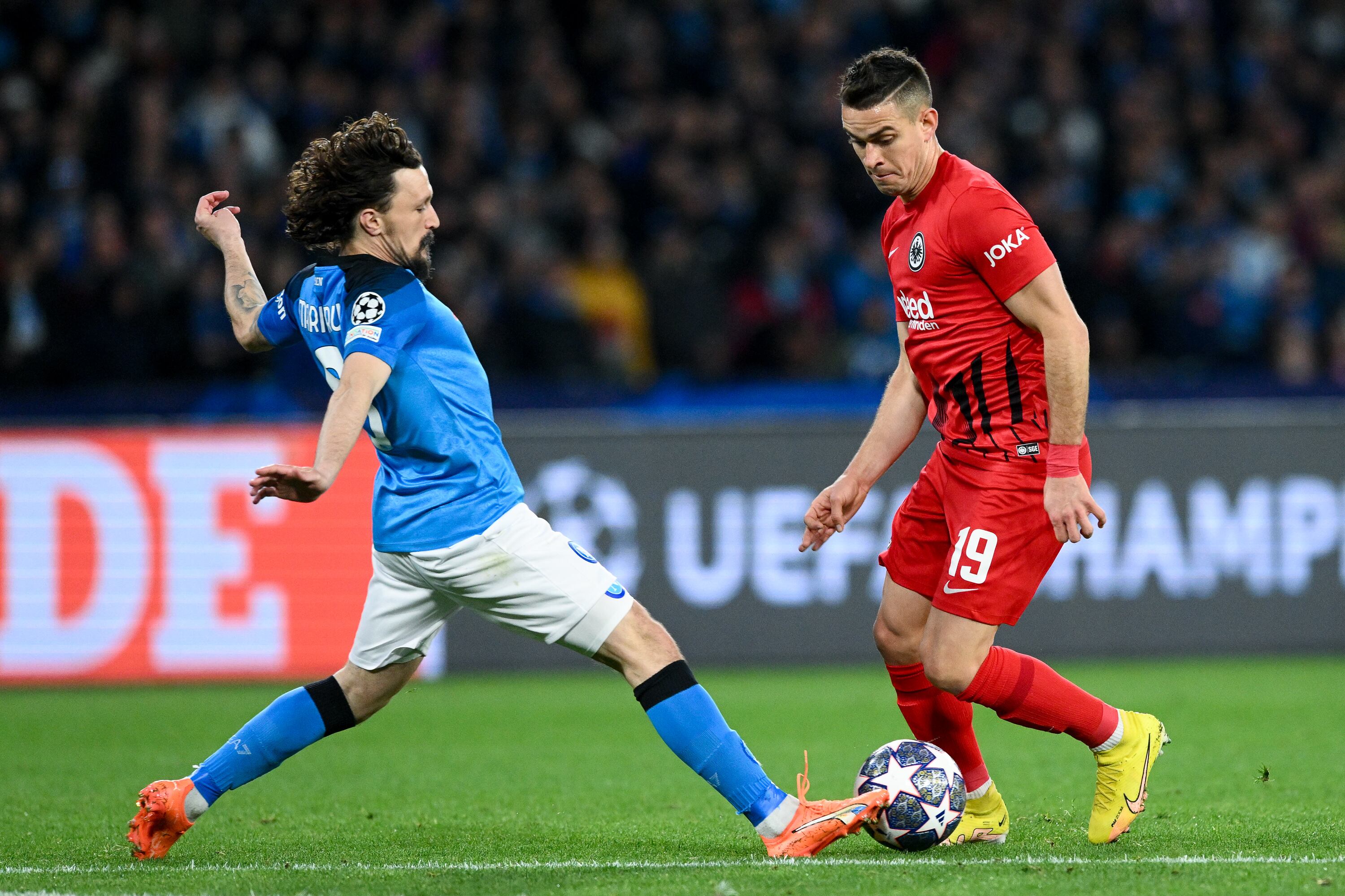 Borré disputando un balón con un rival del Napoli.