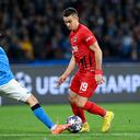 Borré disputando un balón con un rival del Napoli.