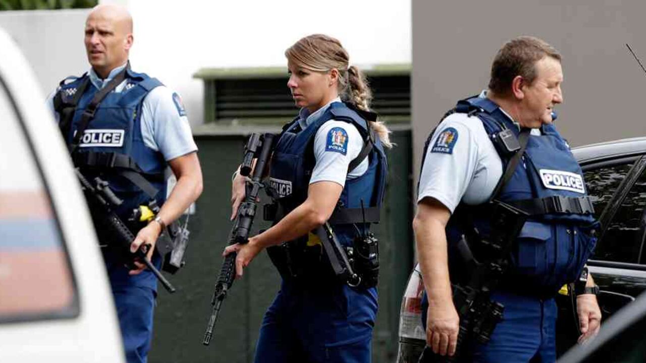 Después del ataque terrorista en Nueva Zelanda, el gobierno se compromete a restringir la compra de armas.