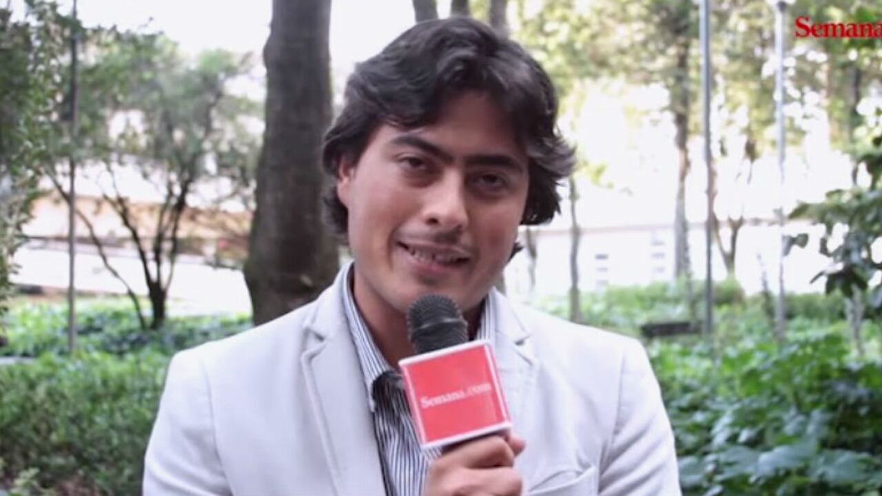 Nicolás Petro, abogado de profesión, estuvo presente en todas las salidas al balcón del mandatario distrital.