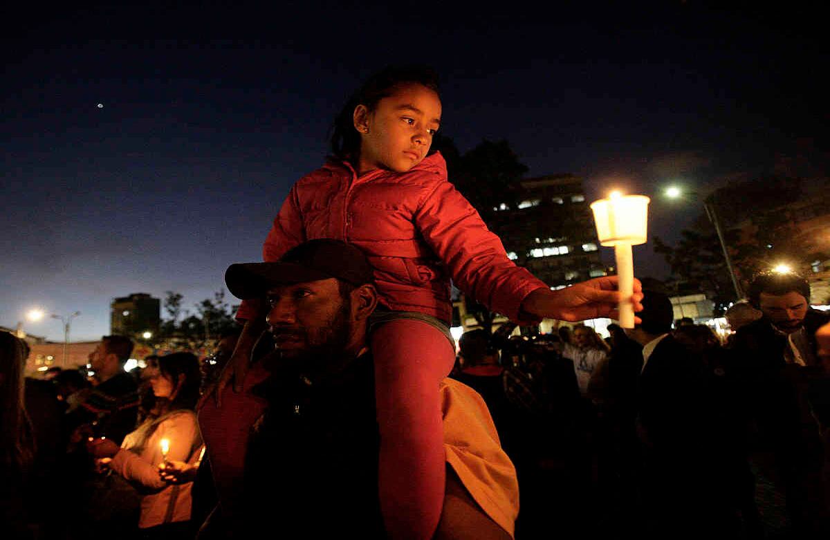 Decenas de personas se concentran el Parque Lourdes por el asesinato de la pequeña Yuliana Samboní. Foto: Álvaro Tavera / SEMANA 