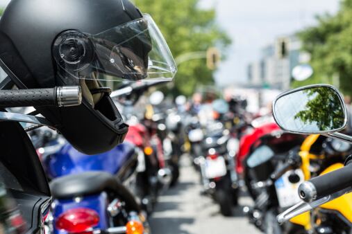 La limpieza regular del casco de moto no solo mejora la higiene, también ayuda a conservar sus materiales y prolongar su vida útil, según fabricantes del sector.