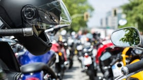 La limpieza regular del casco de moto no solo mejora la higiene, también ayuda a conservar sus materiales y prolongar su vida útil, según fabricantes del sector.