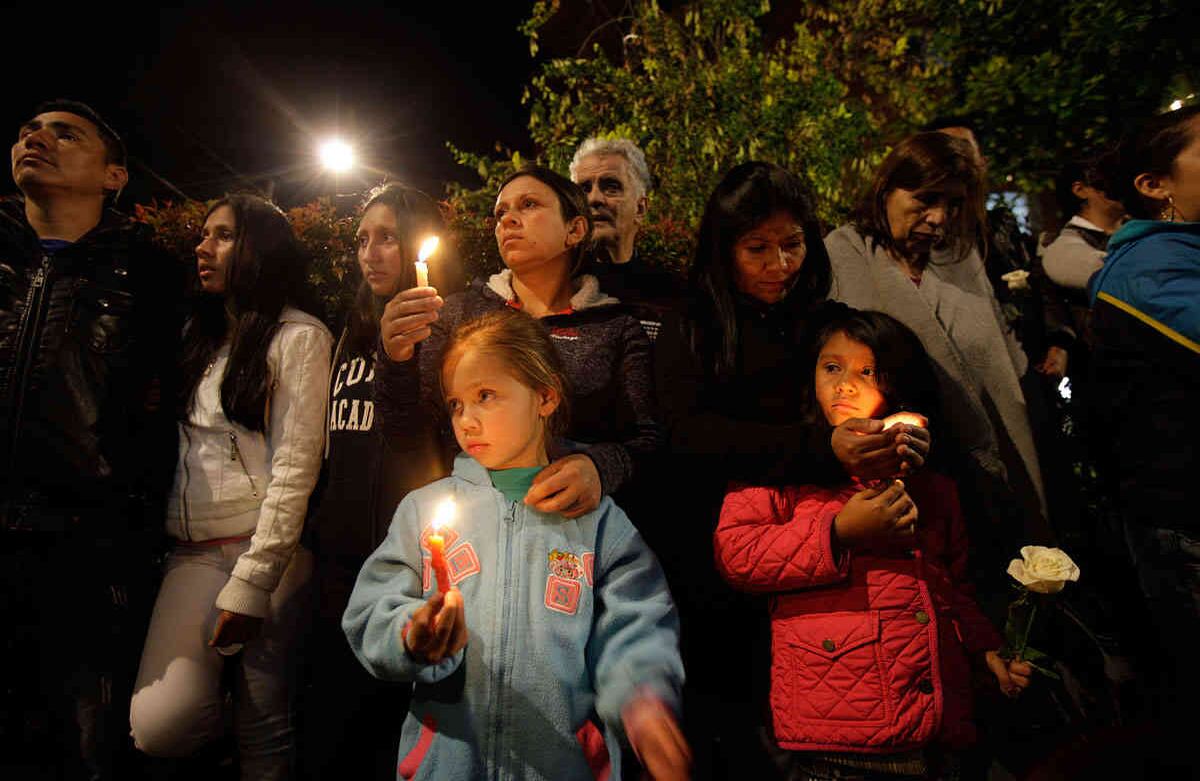 En la funeraria Los Olivos en la avenida Caracas con 42 se lleva a cabo la velación del cuerpo de Yuliana. Foto: Carlos Julio Martínez / SEMANA