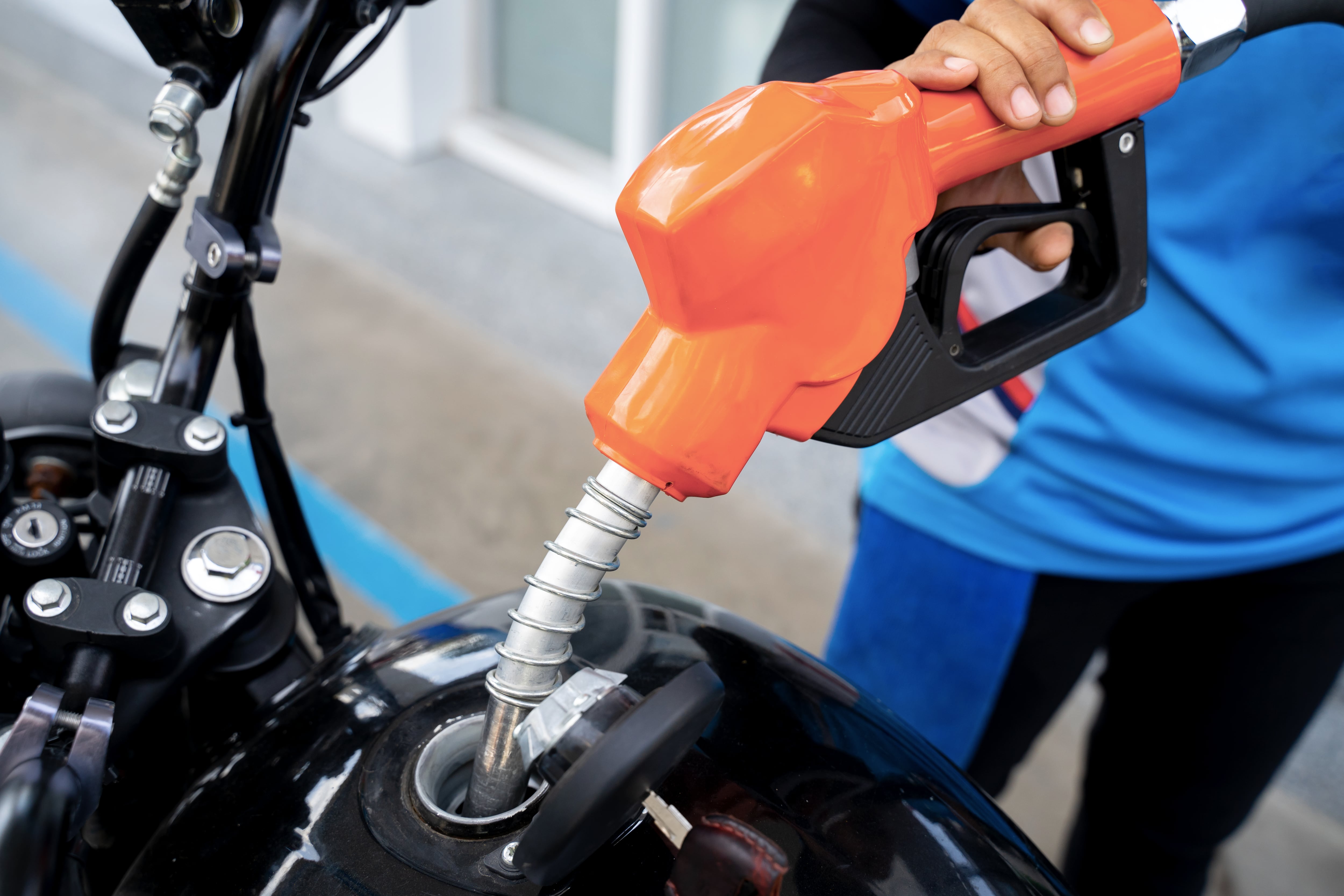 La gasolina corriente y la extra se diferencian principalmente por su nivel de octanaje y el tipo de motor al que están destinadas.