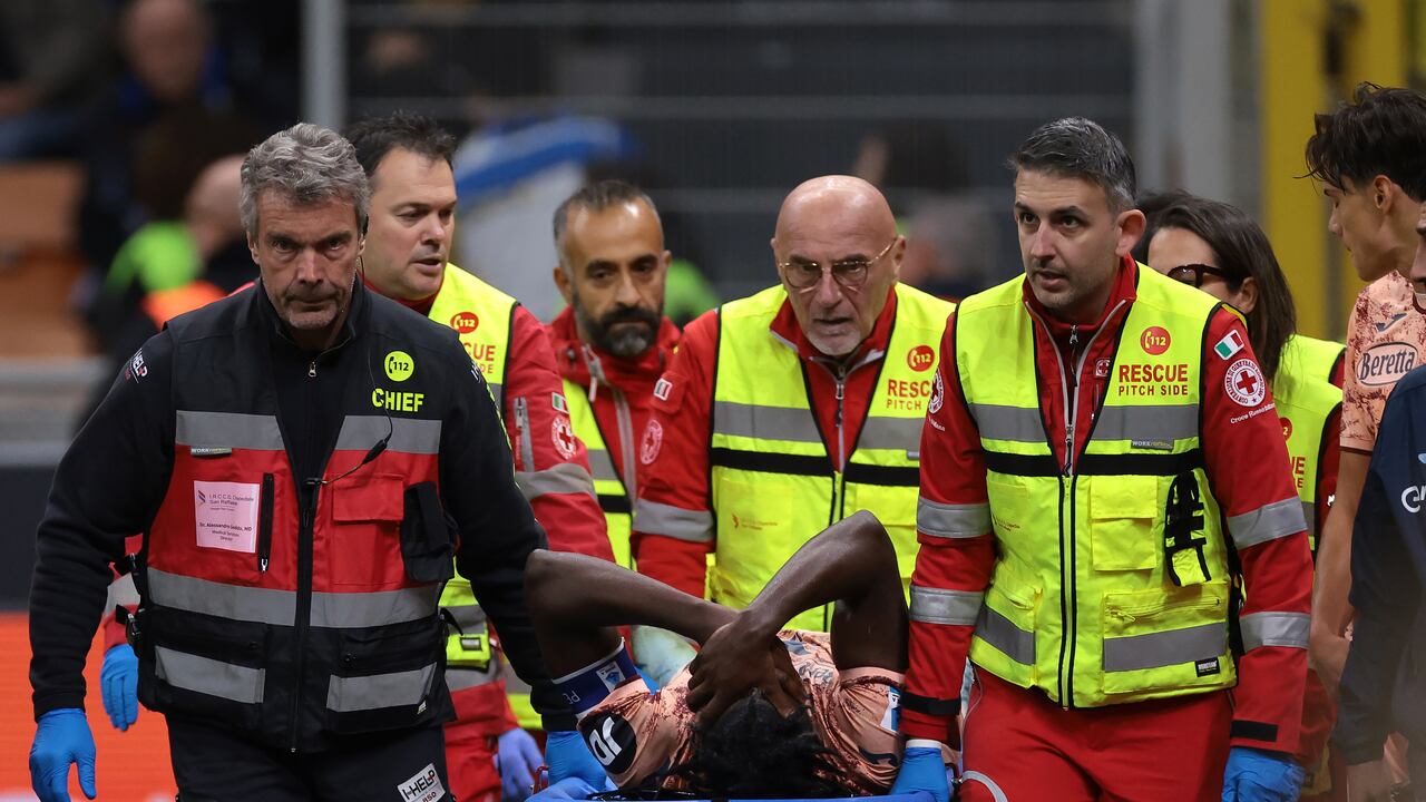 MILAN, ITALY - OCTOBER 05: Duvan Zapata of Torino FC is accompanied away from the field of play on a stretcher by medics after picking up an injury during the Serie A match between FC Internazionale and Torino FC at Stadio Giuseppe Meazza on October 05, 2024 in Milan, Italy. (Photo by Jonathan Moscrop/Getty Images)