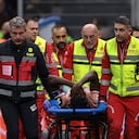 Duván Zapata salió en camilla luego de lesionarse con el Torino