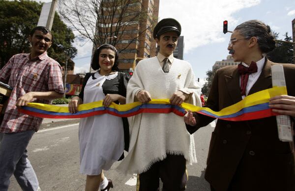 Cuatro personas respresentaron cuatro roles importantes creados por el humorista Jaime Garzón. Daniel Reina Romero /  SEMANA